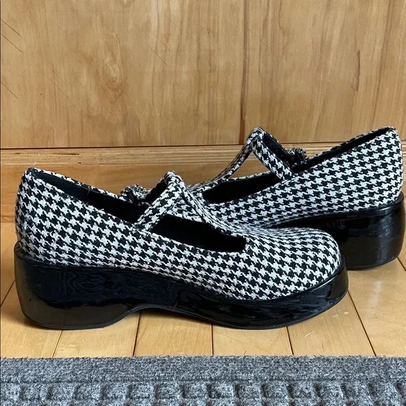 Steve Madden Black and White Houndstooth T-Strap Flats - Picture 5 of 6